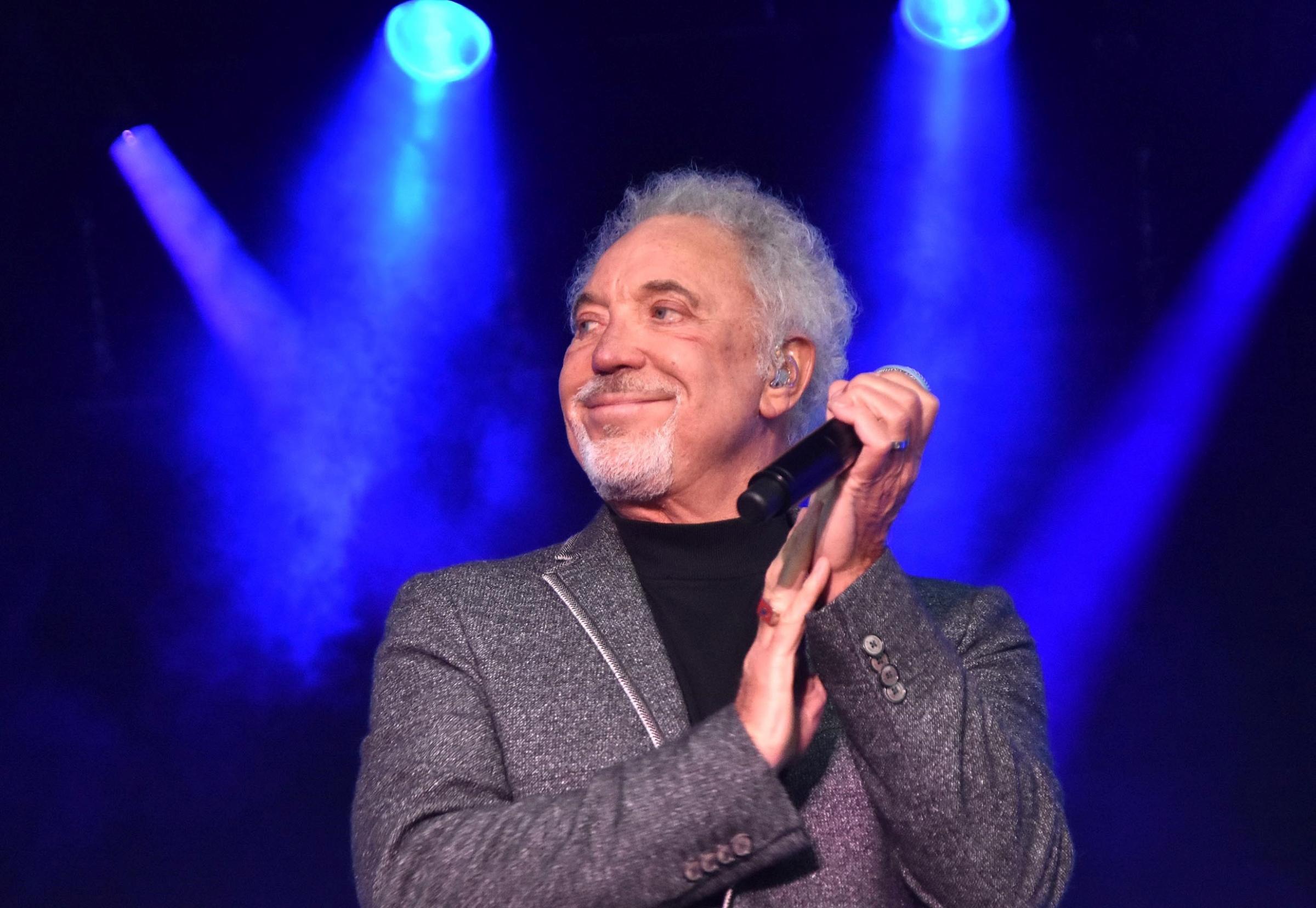 Tom Jones returns to Romania! | Shopping in Romania